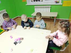 🎅Мастерская Деда Мороза непрерывно продолжает свою работу. Ребята слепили из воздушного пластилина весёлых снеговичков. ⛄⛄⛄ 🎅Мастерская Деда Мороза непрерывно продолжает свою работу. Ребята слепили из воздушного пластилина весёлых снеговичков. ⛄⛄⛄.